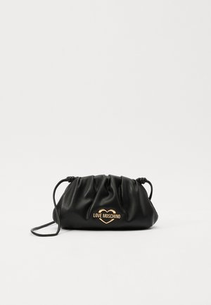 Sort blødt læder pung med snøre, tynd rem og gyldent Love Moschino-logo i et hjerte på forsiden midt på.