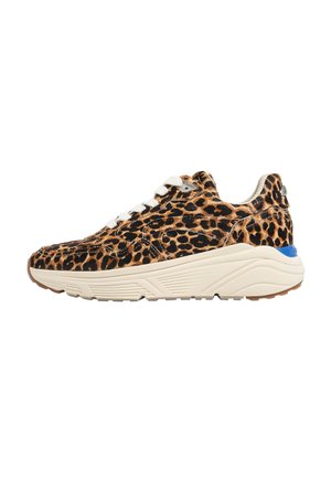 Sneakers con stampa leopardata, upper beige texturizzato, lacci bianchi e suola crema con un accento blu sul tallone.