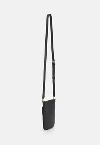 Borsa a tracolla nera in pelle con una texture liscia, design minimalista, tracolla regolabile e dettagli in hardware dorato.
