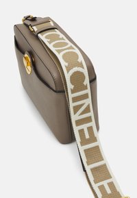 Coccinelle LIYA SIGNATURE - Taška s příčným popruhem - warm taupe