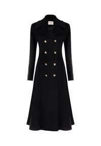 Schwarzer doppelt geknöpfter Mantel aus glattem Stoff, mit langen Ärmeln, übergroßem Kragen und goldenen Knöpfen auf der Vorderseite.