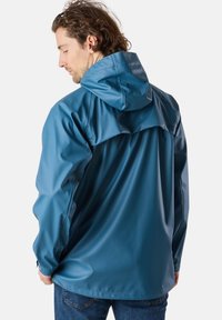 Vattentät blå jacka i ett glatt och glänsande material. Har en huva, långa ärmar och en avslappnad passform, med en ren design utan synliga mönster.