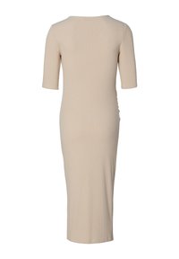 Rippent-beiges Midi-Kleid mit halben Ärmeln, das eine figurbetonte Silhouette und seitliche Raffungen aufweist. Schmeichelnde Textur und minimalistisches Design.