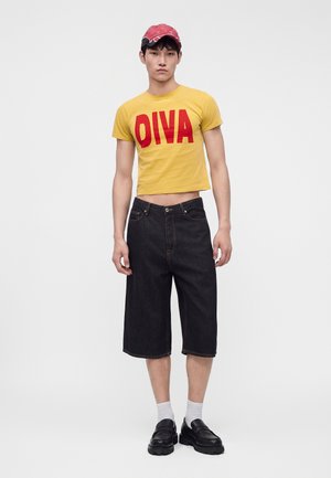 Carne Bollente, DIVA UNISEX - Trükipildiga T-särk - yellow