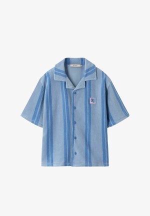 Chemise à manches courtes bleu clair avec des rayures verticales bleu foncé et un petit écusson logo sur la poitrine gauche.