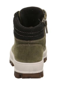 Groene suède enkellaarsjes met een zwart gewatteerde kraag, witte zool en rits aan de zijkant. Gecoate rubberen buitenzool met ribbels voor grip.