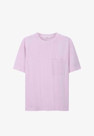 Helles lila T-Shirt mit kurzen Ärmeln, rundem Halsausschnitt und kleiner Brusttasche auf der linken Seite, präsentiert vor einem weißen Hintergrund.