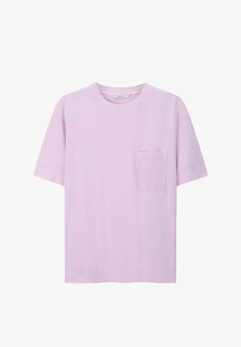 Helles lila T-Shirt mit kurzen Ärmeln, rundem Halsausschnitt und kleiner Brusttasche auf der linken Seite, präsentiert vor einem weißen Hintergrund.