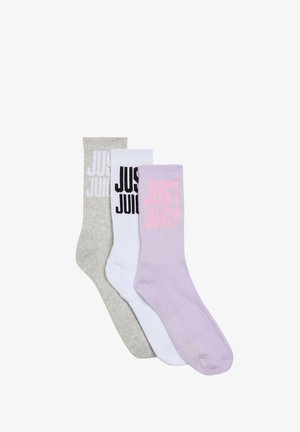 Drei Paar Crew-Socken: hellgrau, weiß und lavendel, jeweils mit dem Aufdruck "JUST JUICY" in kontrastierender Farbe. Gerippte Textur und Knöchellänge.