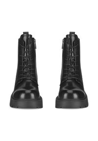 Czarne skórzane botki za kostkę o gładkim wykończeniu, z przodu na sznurowadła i bocznymi suwakami. Posiadają masywną gumową podeszwę zapewniającą lepszą przyczepność.