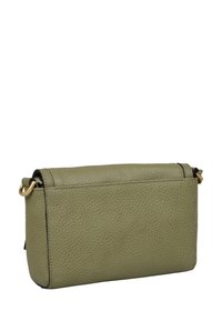 Borsa a tracolla verde in pelle con superficie texturizzata, hardware dorato e forma rettangolare piatta, dotata di chiusura con zip nella parte superiore.