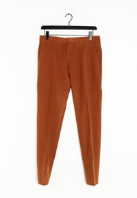 Terracotta kleurige broek van zacht materiaal, met een getailleerde pasvorm, twee voorkruiken en een gladde textuur. Ontworpen met een rechte pijp.