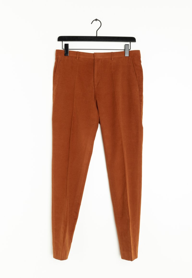 Terracotta kleurige broek van zacht materiaal, met een getailleerde pasvorm, twee voorkruiken en een gladde textuur. Ontworpen met een rechte pijp.