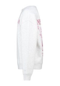 Harmaa huppari pyöreällä kaula-aukolla, ribbauslahkeilla ja sivusaumoilla. Etupuolella ja alemmassa hihassa on vaaleanpunainen graafinen printti.