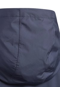 Chaqueta con capucha de color azul marino, con un acabado textil suave y mate, que presenta una capucha estructurada y un sutil detalle de costura a lo largo de las costuras.
