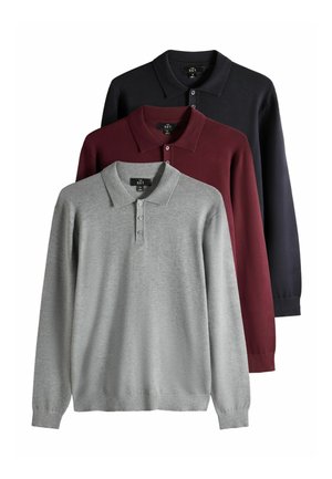 Tre langærmede polo shirts i grå, burgundy og sort, arrangeret foran til bag med knappede kraver.