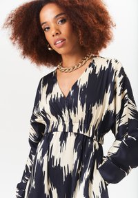 GINI LONDON MONO ABSTRACT PRINT ELASCTICATED WAIST MIDI - Day dress - schwarz