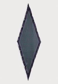 Marineblåt silketørklæde formet som en diamant med en bølget kant, der har et geometrisk grønt og hvidt mønster. Glat tekstur og elegant design.