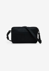 Schwarze Leder-Crossbody-Tasche mit strukturierten Oberfläche, Reißverschluss und verstellbarem Tragegurt; rechteckige Form mit genähten Details entlang der Kante.