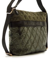 Borsa verde oliva trapuntata con un design strutturato, dotata di una tracolla nera e una fascia con logo. Gli accessori in metallo completano il look.