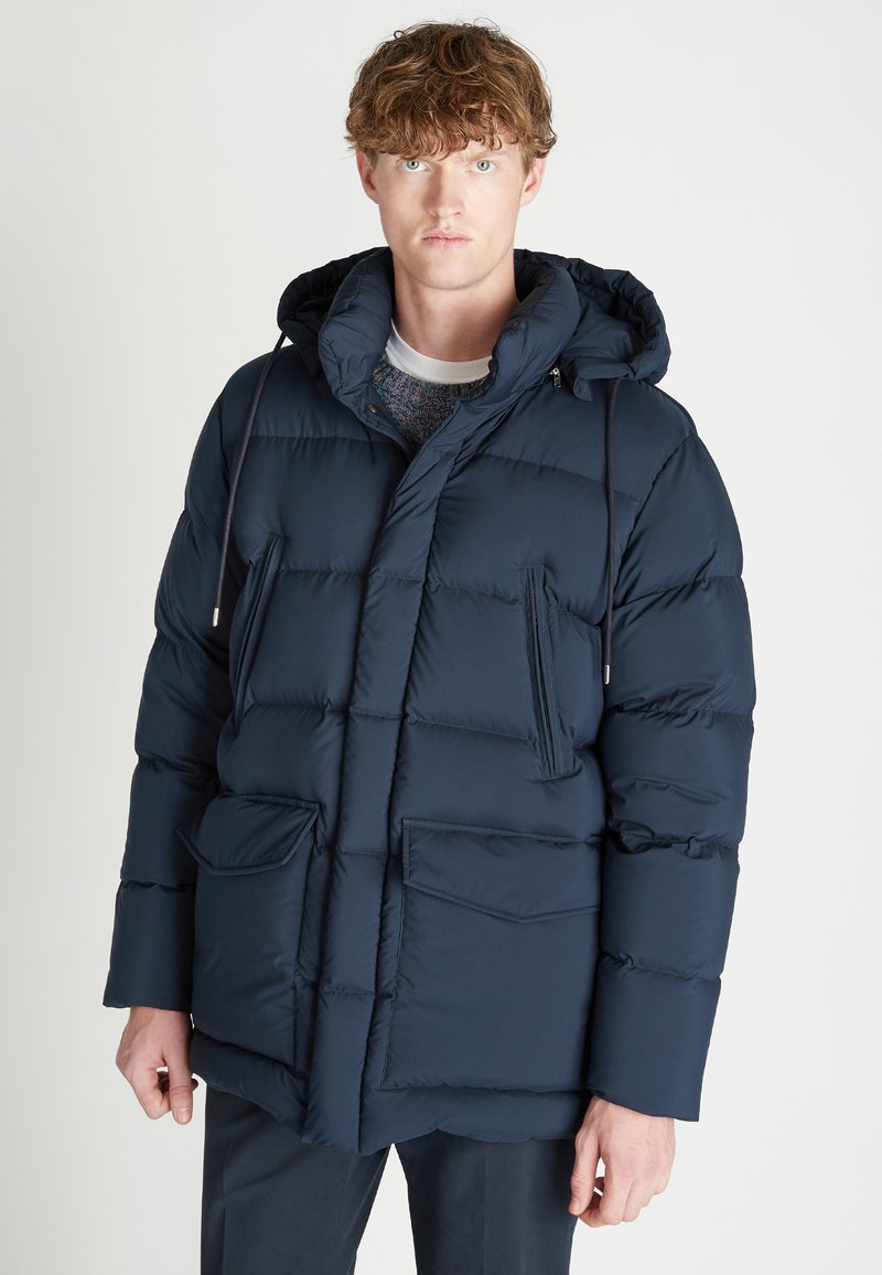Giacca puffer blu navy con cappuccio, caratterizzata da un design trapuntato, due tasche frontali e cordini. Realizzata in materiale liscio e isolante.