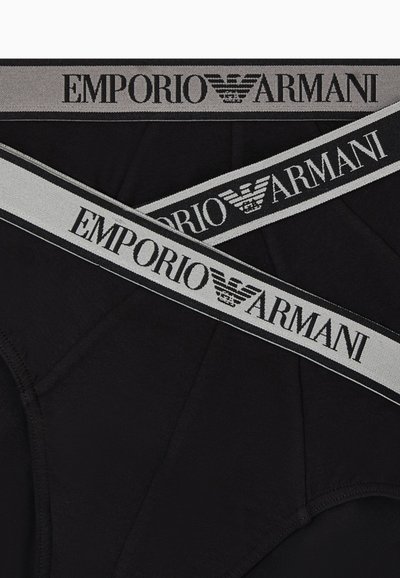 Μαύρα ανδρικά εσώρουχα με γκρι ελαστικές μέσες που φέρουν το λογότυπο Emporio Armani και έμβλημα αετού σε μαύρο και γκρι χρώμα.