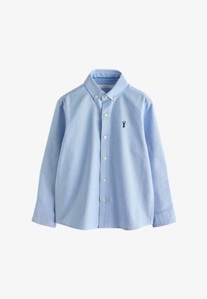 Chemise bleu clair à manches longues avec boutons, col boutonné et petit logo brodé d'un cerf foncé sur le côté gauche de la poitrine.