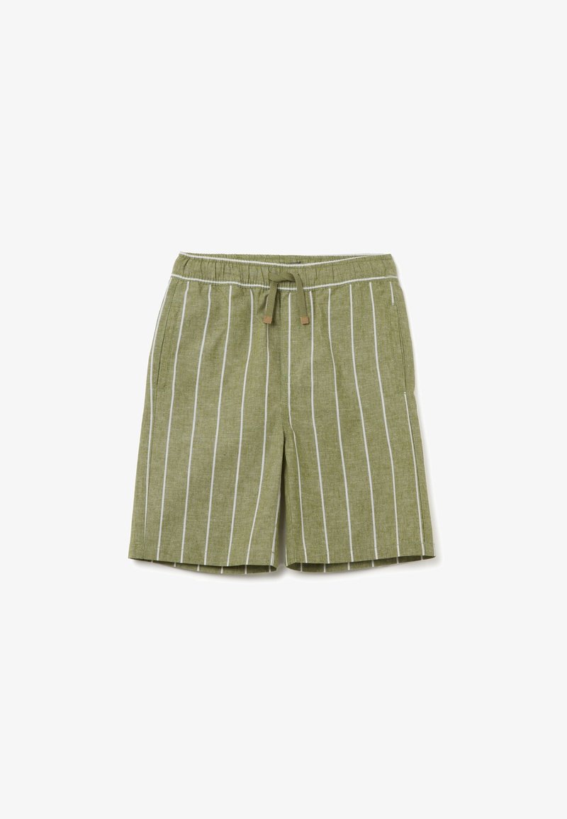 Shorts rayés verts avec une texture semblable à du lin, dotés de rayures verticales blanches et d'une taille élastique avec un cordon de serrage.