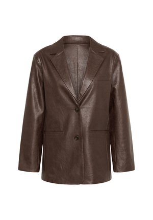 Brauner Blazer aus Kunstleder mit Revers, zwei vorderen Knöpfen und zwei Klapptaschen vor einem weißen Hintergrund.