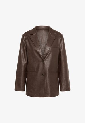 Sacou din piele ecologică maro, cu rever tăiat, nasturi în față și două buzunare laterale. Prezintă o textură netedă și un design minimalist.