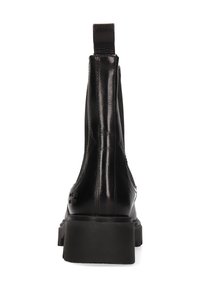 Bota de cuero negro para tobillo con caña alta, acabado texturizado y tira para facilitar el calce. Suela gruesa para agarre y estabilidad.