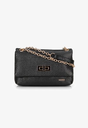 Sac à main noir texturé avec une bandoulière en chaîne, doté d'un fermoir en métal doré et d'un détail du logo de la marque à l'avant.