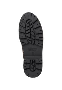 Semelle de chaussure en caoutchouc noir avec motifs de semelle profonds et logo s.Oliver. Taille 42 indiquée sur le côté. Construction durable.