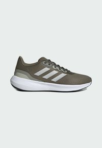 Zapatilla atlética de malla gris con detalles blancos, que presenta tres franjas en el costado, una entresuela acolchada y una suela exterior de goma texturizada.