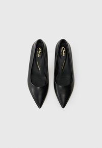 Svarta skinnskor med spetsig tå från Clarks, med en snygg design, slät yta och vadderade innersulor med perforerade detaljer.