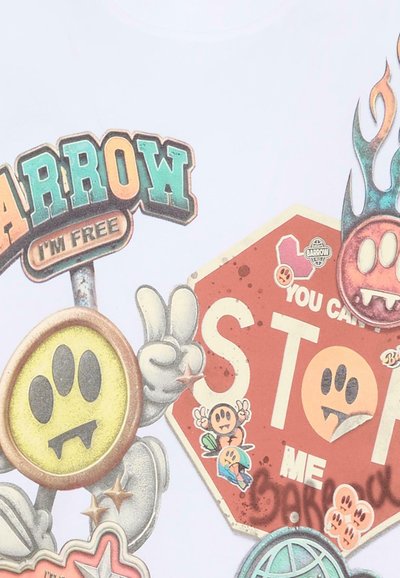 Biała koszulka z kolorowymi, kreskówkowymi wzorami. Zawiera napisy, zabawne postacie oraz mieszankę okrągłych i sześciokątnych kształtów.