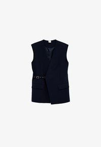 Chaleco blazer negro sin mangas con cierre cruzado, dos bolsillos con solapa y un cinturón lateral ajustable con hebilla plateada.