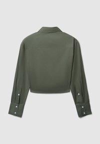 Camicia cropped a maniche lunghe verde oliva con polsini buttoned e un yoke posteriore dritto, mostrata da dietro su uno sfondo chiaro e semplice.