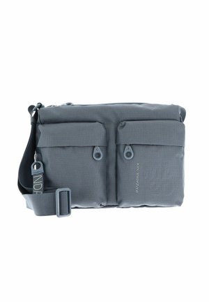 Sac bandoulière gris en tissu texturé avec deux poches avant, une sangle détachable et un logo discret. Forme rectangulaire.