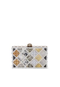 Clutch rettangolare con una cornice argentata metallica, caratterizzata da un motivo a diamante. Le superfici testurizzate includono elementi oro, trasparenti e glitterati.