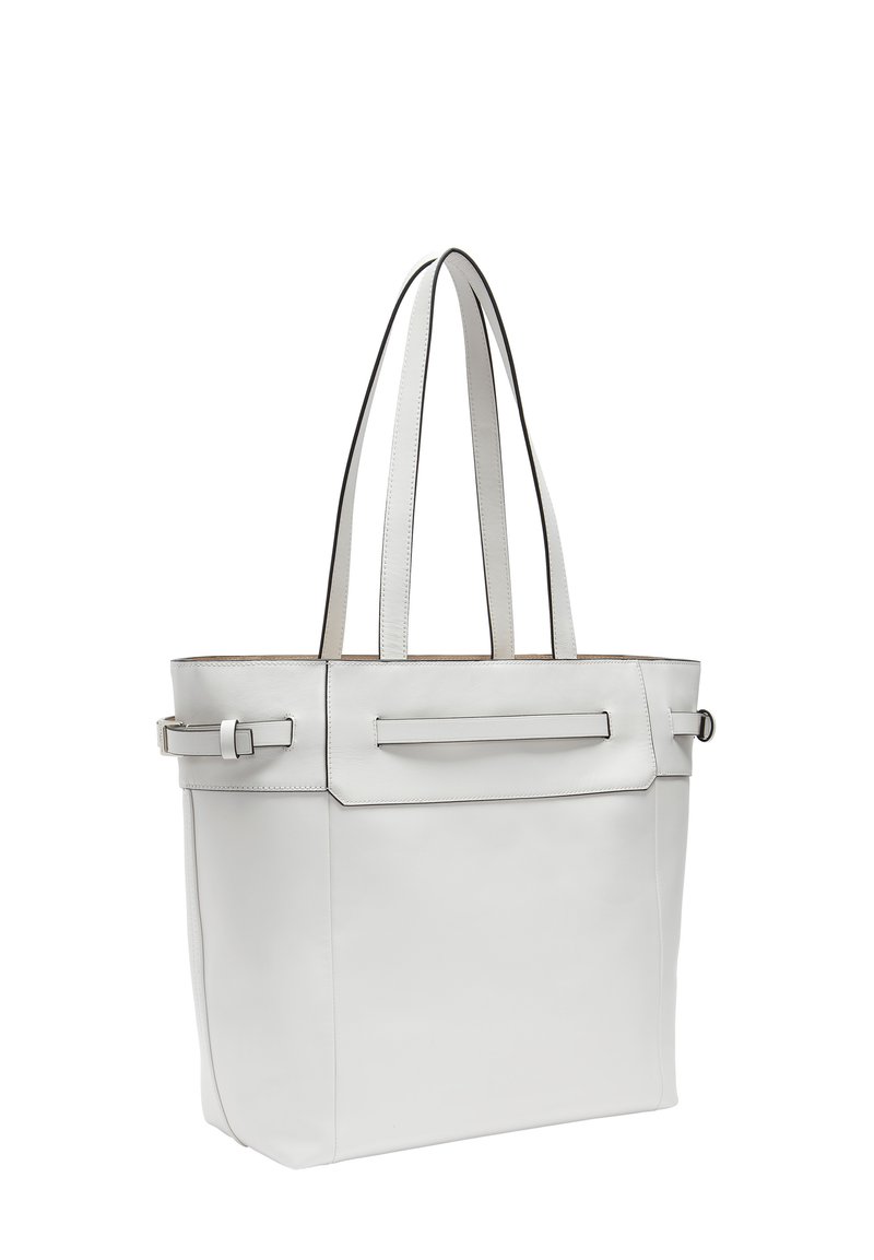 Weiße Ledertasche mit zwei Griffen, die ein minimalistisches Design, flache Taschen und kontrastierende schwarze Nähte aufweist.