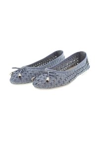 Woven flat shoes w ciemnoniebieskim kolorze z teksturowaną cholewką, okrągłym czubkiem oraz dekoracyjnym wiązaniem z metalowymi akcentami. Lekka i elastyczna konstrukcja.