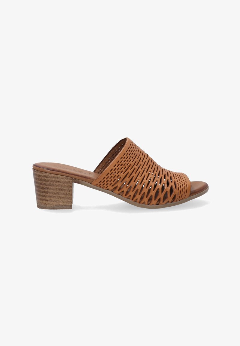 Sandales à enfiler en cuir tan avec une ouverture à l'avant, présentant un design découpé et un talon carré texturé. La semelle est légèrement courbée pour le confort.
