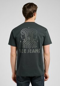 Lee SHORT SLEEVE GRAPHIC TEE - RELAXED FIT - T-shirt imprimé - washed black
