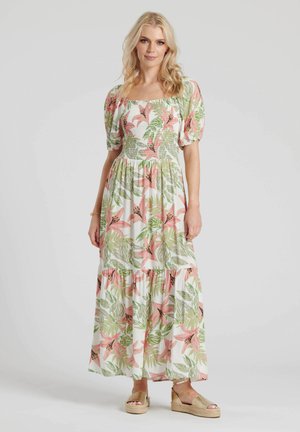 Vestido maxi en blanco con un patrón de flores rosas y hojas verdes. Presenta un corpiño fruncido y mangas abullonadas, complementado con una falda de volantes.