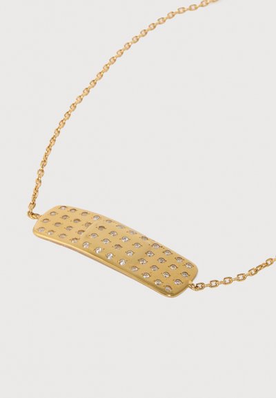 Collar de cadena de oro con un colgante de banda horizontal de oro incrustado con pequeñas piedras preciosas transparentes en un patrón de cuadrícula.