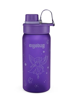 Lila Trinkflasche mit Klappdeckel, Trageschlaufe, "ergobag"-Logo und einem Feenmotiv mit Flügeln und Sternen auf dem Flaschenkörper.
