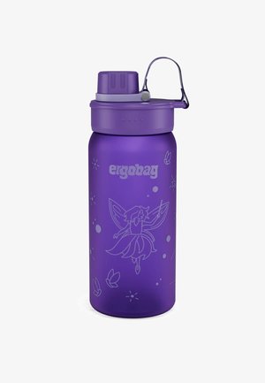 Lila Trinkflasche mit Klappdeckel, Trageschlaufe, "ergobag"-Logo und einem Feenmotiv mit Flügeln und Sternen auf dem Flaschenkörper.