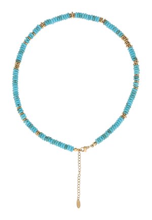 Turkoosin ja kultaisen helmirannekoru kiinnitetty hummerilukolla ja säädettävällä ketjulla valkoisella taustalla.