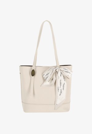Borsa tote beige chiaro con finitura testurizzata, con interno marrone e una sciarpa bianca decorativa con motivo di foglie nere legata da un lato.